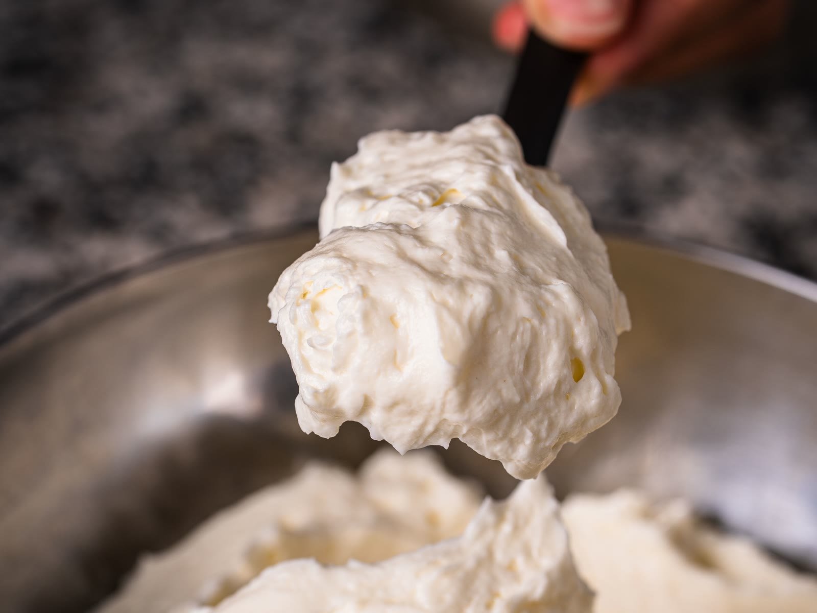 Ricotta lavorata fino a diventare una crema liscia, la colazione della fase liquida dopo un intervento ai mascellari, chirurgia maxillo-facciale a Caserta e Napoli