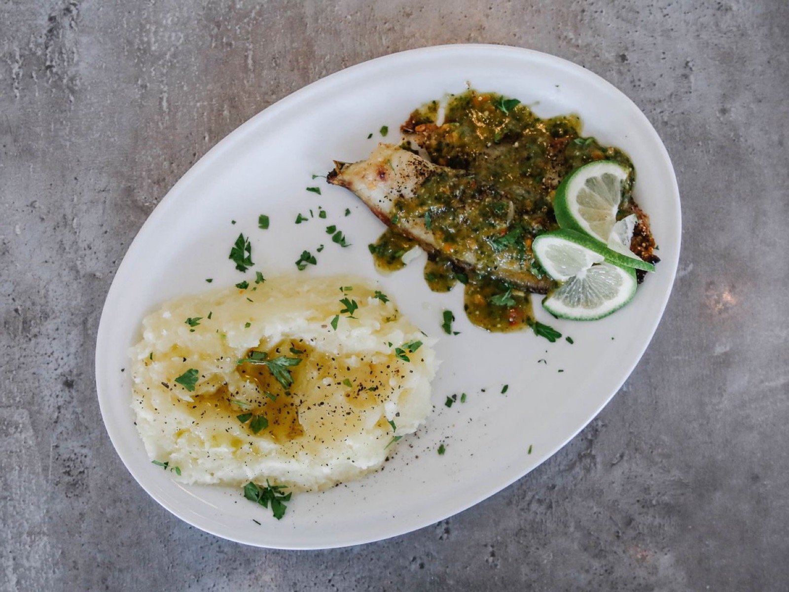 Piatto bianco con filetto di merluzzo a fibra tenera e purè di patate mantecato all'olio, fase morbida del recupero, chirurgia maxillo-facciale a Caserta e Napoli